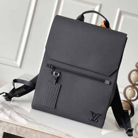 被 LV Christopher 小號全皮雙肩包M21367帥暈男生通