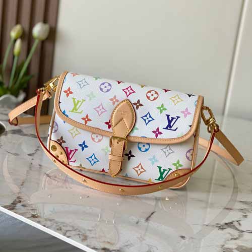 LV新款M27866白彩DIANE手袋：村