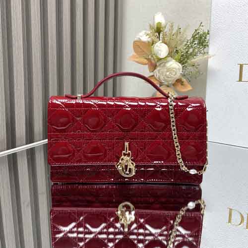 Dior本季新品珍珠手拿包，優雅實用之選