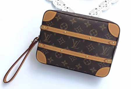 承襲LV品牌制箱傳統SOFT TRUNK手拿包M44779