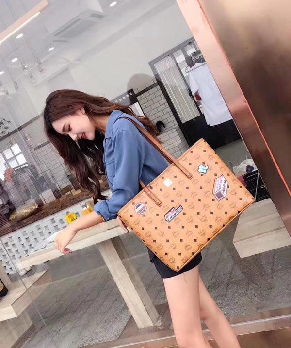 MCM代買印花VICTORY可愛徽章貼圖女士購物包 子母包