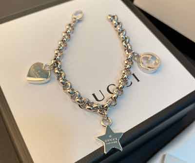 Gucci古奇手鏈，將美好的愛情鐫刻在銀飾配飾上。