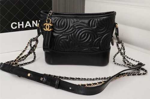 香耐爾2019年春夏時(shí)裝發(fā)表會(huì)秀場(chǎng)茶花流浪包