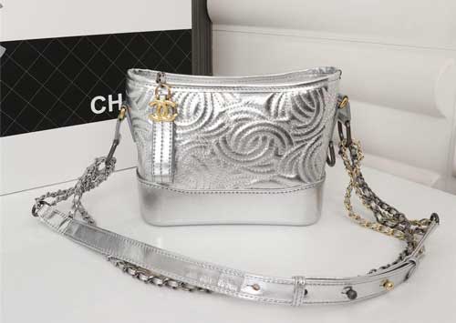 香耐爾2019年春夏時(shí)裝發(fā)表會(huì)秀場(chǎng)茶花流浪包