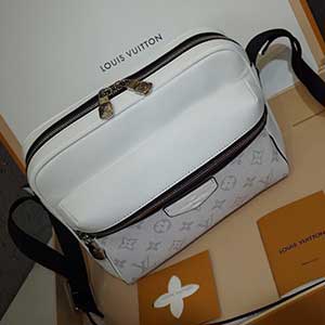 LV男包M43845 時尚休閑胸包 路易威登DISCOVERY腰包