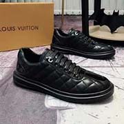 LOUIS VUITTON 路易威登 專柜同步 挺闊流暢大方的楦型設(shè)計 以精湛縫線勾勒休閑鞋履的雅致情懷 描寫男人自信的輪廓 看似簡約的一款 實際做工相當(dāng)復(fù)雜鞋面優(yōu)選進口牛皮 羊皮里 相當(dāng)考驗工匠的手