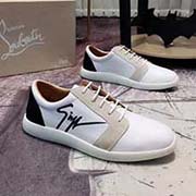 GZ/ 朱塞佩·薩諾第 出身于的名品王國(guó)意大利 創(chuàng)始人是位不折不扣的潮人 其設(shè)計(jì)的鞋子也是獨(dú)具匠心 擅長(zhǎng)利用特殊皮料和金屬精良結(jié)合 帶來(lái)強(qiáng)悍的視覺享受 與多數(shù)不同 GZ給人的酷炫感 是與生俱來(lái)