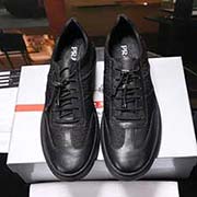 普拉達 PRAD 新款男士休閑鞋 鞋面采用進口小牛皮 透氣網(wǎng)布拼接 頭層真皮里 時尚氣息 專柜原版大底 配上獨特工藝。彰顯了新一年度的風格。別再猶豫 別再徘徊 您也趕緊入手吧。碼數(shù)38-44