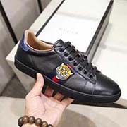 。官網(wǎng)。情侶款 全套包裝 黑色虎頭高等版 此款為小白鞋黑色高等版。請各位老板看清楚我家鞋子的走線。肯定高等『 Gucci 』古奇 Ace Sneakers小白鞋 再次顛覆了傳統(tǒng)小白鞋的設計 N多明星有