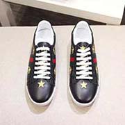 。官網(wǎng)。情侶款 全套包裝 黑色五星蜜蜂高等版 此款為小白鞋黑色高等版。請(qǐng)各位老板看清楚我家鞋子的走線?？隙ǜ叩取?Gucci 』古奇 Ace Sneakers小白鞋 再次顛覆了傳統(tǒng)小白鞋的設(shè)計(jì) N多明