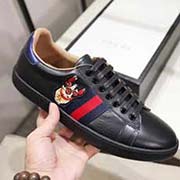 。官網(wǎng)。情侶款 全套包裝 黑色狗年狗頭高等版 此款為小白鞋黑色高等版。請各位老板看清楚我家鞋子的走線。肯定高等『 Gucci 』古奇 Ace Sneakers小白鞋 再次顛覆了傳統(tǒng)小白鞋的設(shè)計(jì) N多明