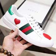 情侶款 高等版本。古奇愛心經典高等版。此款為小白鞋經典款。全套包裝請各位老板看清楚我家鞋子的走線。肯定高等『 Gucci 』古奇 Ace Sneakers小白鞋 再次顛覆了傳統小白鞋的設計 N多明星有