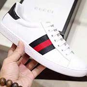。白色高等基礎版。此款為小白鞋白色基礎版。全套包裝請各位老板看清楚我家鞋子的走線?？隙ǜ叩取?Gucci 』古奇 Ace Sneakers小白鞋 再次顛覆了傳統(tǒng)小白鞋的設計 N多明星有演繹過 瞬間喚起