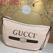 gucci古奇GUCCI2018流行圓底包獨特的設計風格 并將街頭元素與之結(jié)合以帶有紋路的柔軟皮革制作 包身飾有G標識 這是一種從80年代復古印花取材的復古圖案可調(diào)節(jié)皮革背帶 型號：523588尺寸：