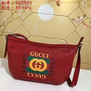 小號 gucci古奇GUCCI2018流行圓底包獨特的設計風格 并將街頭元素與之結合以帶有紋路的柔軟皮革制作 包身飾有G標識 這是一種從80年代復古印花取材的復古圖案可調節皮革背帶 型號：523592