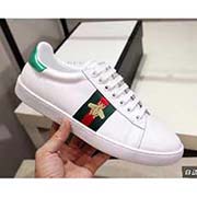 情侶款 高等版本。古奇小蜜蜂經(jīng)典高等版。此款為小白鞋經(jīng)典款。全套包裝請各位老板看清楚我家鞋子的走線。肯定高等『 Gucci 』古奇 Ace Sneakers小白鞋 再次顛覆了傳統(tǒng)小白鞋的設計 N多明星