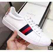 情侶款 全套包裝 高等版本。古奇老虎后跟經典高等版。此款為小白鞋經典款。全套包裝請各位老板看清楚我家鞋子的走線。肯定高等『 Gucci 』古奇 Ace Sneakers小白鞋 再次顛覆了傳統小白鞋的設