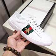 。古奇小白鞋情侶高等版。此款為古奇小白鞋經典春夏款。全套包裝 請各位老板看清楚我家鞋子的走線?？隙ǜ叩取?Gucci 』古奇 Ace Sneakers小白鞋 再次顛覆了傳統小白鞋的設計 N多明星有演繹