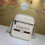 gucci古奇GUCCI新款 男士全牛皮復古標識印花挎包. 靈感源自八十年代的復古印花 將Gucci標識引領至時尚前沿復古風格圖案在中號文件袋正面精彩呈現 以柔軟的織紋皮革精心打造型號: 523591
