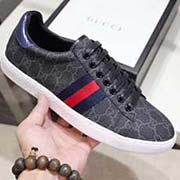 官網2018情侶新款。全套包裝 情侶款高等版本 歡迎對比 Gucci古奇 新小白鞋系列休閑便鞋！官網1：1打造。鞋面采用古奇專用特殊材質。內里采用優質水紋羊里柔軟舒適。挑剔的選料精致的做工給您好的