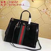 古奇方正的造型讓人聯(lián)想到復(fù)古的設(shè)計GG Supreme高等人造帆布材質(zhì)