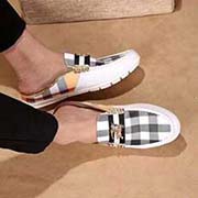 巴寶莉新款～男士休閑半拖 全新米蘭時裝時尚的設(shè)計 精良做工 打造裝柜品質(zhì) 鞋面：時尚精美品巴寶莉壓印logo 適合戶外活動 頭層小牛皮壓紋 羊皮內(nèi)里柔軟舒適 原版橡膠耐磨大底 男鞋碼數(shù)：38--44