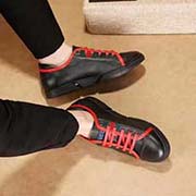 古奇～獨特現代風運動鞋。專柜代買 休閑鞋 男士2018專柜同步發售 意大利進口原版精選頭層柔軟牛皮 特殊材質。 羊皮內里 拒絕脫色磨腳鞋底：原廠特供原版底 超酷 法國懶人風格設計 懶人套腳松緊帶套腳