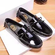  范思哲 2018春夏季新款新款 范思哲又一次驚世之作騰空出世 驚艷全場 不一樣的品質 不一樣的高貴。西班牙進口牛漆皮 頭層豬皮內里 氣宇不凡 風度翩翩的氣質油然而生 在號稱國際浪漫之都的法國巴黎香榭