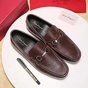  Ferragamo菲拉格慕 中碼以下建議拿小一碼：男碼38/4445可以定做 等級(jí)： 代買 材料：頭層牛皮。五金裝飾扣 不染色牛皮內(nèi)里 原版橡膠大底 款式類別：豆豆鞋系列 隨意出入各種場合 百搭舒適