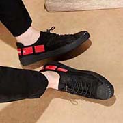  阿瑪尼....作為時尚界的活躍一族 以大膽創新為本色 為中國時尚潮男打造出這款休閑松緊系帶 面料采用進口小牛.. 進口頭層牛擦皮 干凈利落 時尚大方....防滑耐磨橡膠原板大底 請注意....如此奢