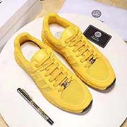  VERSACE范思哲 中碼以下建議拿小一碼：男碼38/4445可以定做 等級： 材料：頭層牛皮配網布 不染色羊皮內里 羊皮踮腳 原版橡膠大底 款式類別：休閑鞋。隨意出入各種場合 百搭舒適 顏色：黃色