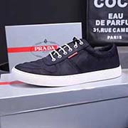 PRADA普拉達(dá)高等專柜新品上市 歐美大師設(shè)計(jì) 品質(zhì) 采用意大利進(jìn)口彈力萊卡迷彩布制作 無內(nèi)里的網(wǎng)布設(shè)計(jì) 設(shè)計(jì)上很獨(dú)特的美 超級(jí)百搭也很舒服 輕腳高等不失品味 時(shí)尚潮男畢備.肯定的焦點(diǎn) ！黑 紅 蘭三