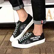 新款LV 太陽花男鞋系列以Vivienne為主打的獨家限定系列 同樣也是將高街感與老牌時裝文化結合得恰到好處 由棉料與Monogram帆布裁制而成的運動靴 鞋跟處配有Monogram拉襻 印有Loui