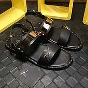  Giuseppe Zanotti GZ朱塞佩·薩諾第。官網1：1同步打造全套牛皮專屬打造的鞋面 顯得簡單而又非常有個性 。好的皮質 柔軟而有韌性 配原版大底 上腳方便舒適。喜歡這范兒的不妨備雙。碼數