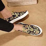 羊皮內里范思 奢華品質 經典美人頭 設計師在每一期都專業打造出范思哲美人頭每一款休閑鞋風格不一。此期設計鞋面采用頭層牛皮顯奢華尊貴 頭層羊皮內里舒適透氣 上腳高等次 土豪打造出來的 奢華的舒適體驗 X