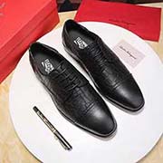  Ferragamo菲拉格慕 中碼以下建議拿小一碼：男碼38/4445可以定做 等級： 代買 材料：頭層牛皮。 不染色牛皮內里 原版橡膠大底 款式類別：皮鞋鞋系列 隨意出入各種場合 百搭舒適 顏色：黑