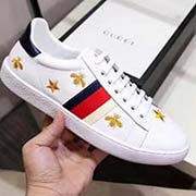 。官網新款。古奇小白鞋情侶高等版。此款為古奇電繡小白鞋。全套包裝 請各位老板看清楚我家鞋子的走線。肯定高等『 Gucci 』古奇 Ace Sneakers小白鞋 再次顛覆了傳統小白鞋的設計 N多明星