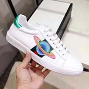 情侶款 新款 全套包裝 高等版本。古奇地球村高等版。此款為小白鞋經典款。全套包裝請各位老板看清楚我家鞋子的走線。肯定高等『 Gucci 』古奇 Ace Sneakers小白鞋 再次顛覆了傳統小白鞋的設