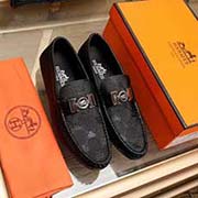 愛馬仕hermes豆豆鞋官網1：1精心打造 引爆全場！不斷創新的國際 此款男士豆豆鞋 集優質面料與精湛工藝于一身 融合簡潔而獨特的設計風格 低調中詮釋的奢華之美 鞋面采用小牛皮 羊皮內里。細節處散發動