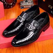 菲拉格慕原版.簡約新概念.原版車路士皮料柔軟舒適.高等大氣.紳士風格中的私人時尚.純手工車線.面料采用小牛皮搭配石頭壓紋 純鋼金屬扣顯出大方 內里采用水曲頭層皮里 進口橡膠耐磨大底舒適防滑.38一44