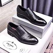 PRADA套腳款普拉達 潮男畢備 濃郁的歐洲時尚氣息 大氣的鞋楦 高等品質 全進口頭層牛皮方塊紋 上等豬 里 腳感舒適 輕量化橡膠大底厚而舒適 其獨特天賦在于對創新的不懈追求 大貨已出 轉圖必大賣！現