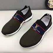 2018新款:Louis Vuitton官網(wǎng)火爆熱賣 新休閑鞋 透氣款 獨家原版 新力作 顏色的碰撞令人眼目一新 此款無論在鞋底 鞋面用料都升了一個檔次！ 原版大底 +經(jīng)典款立體 潮男必