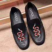  古奇 GUCCI 2018新豆豆鞋 鞋面采用原版小牛皮空壓小蜜蜂圖案拼接專屬五金彰顯價值 真羊皮內里 原版底 夏日畢備單品 鞋子360度旋轉無壓力古奇 新男士豆豆鞋碼數38-44 黑色 白色。