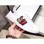 . 高等版本 全套包裝 古奇小白鞋狗年走狗屎運畢備 情侶款狗年旺旺大吉 2018新春古奇新款 經典的古奇紅藍織帶 鞋側醒目的旺旺狗頭像 新年喜慶必不可少 全牛皮鞋面搭配純羊皮內里 后跟復刻官網紅色