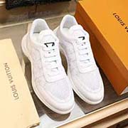 Louis Vuitton路易威登2018原版系帶男鞋 經(jīng)典款休閑鞋 本款是官方主打經(jīng)典款 1:1質(zhì)量 原廠名師制作 采用進口牛皮 進口透氣網(wǎng)布 舒適羊皮內(nèi)里。精良楦型 大方時尚的設(shè)計 吸引了眾多消費