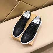  普拉達PRADA 高等代買 男士2018HK專柜同步發售。碼數：38-44。意大利進口牛皮+原廠定制特殊印花材料 鞋底：原廠特供原版底 獨家活動成型底超級舒適 原廠跟單貨 高品質 細節決定品質 我們