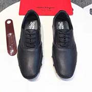 菲拉格慕超系列 引領時尚屆的頭兒高等大氣上檔次 頭層牛皮萼魚紋。色澤到位 手工無可挑剔一針一線縫合。鞋一拿到手就能感受到那種奢華感。大底采用耐磨防滑牛筋底加上高等做工 八爪魚 形狀 簡直不能再棒 ！不