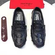 菲拉格慕超系列 引領(lǐng)時尚屆的頭兒高等大氣上檔次 頭層牛皮萼魚紋。色澤到位 手工無可挑剔一針一線縫合。鞋一拿到手就能感受到那種奢華感。大底采用耐磨防滑牛筋底加上高等做工 八爪魚 形狀 簡直不能再棒 ！不