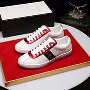 GUCCI 古奇高等休閑男款2018專柜同步發(fā)售 意大利進口原版精選頭層柔軟牛皮。 牛皮內(nèi)里 獨家懶人系帶風(fēng)格設(shè)計 超舒服原版底 駕車精良。實物拍攝 實物更贊 適合戶外司機駕車出行高品質(zhì)板鞋 男鞋碼數(shù)