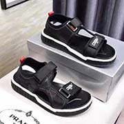  PRADA 普拉達涼鞋系列：男鞋高等 官網1:1新力作：原版開模定制 升級版大底 更輕便 防滑。市場高等品質 時尚主打潮流 百搭 簡單不失品味 潮人畢備 散發時尚休閑氣息 時尚就在腳下 自信滿滿